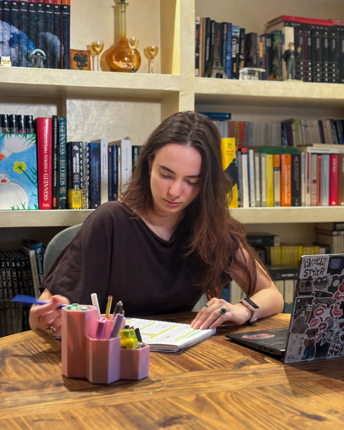 Marisa Cara escribiendo en su escritorio
